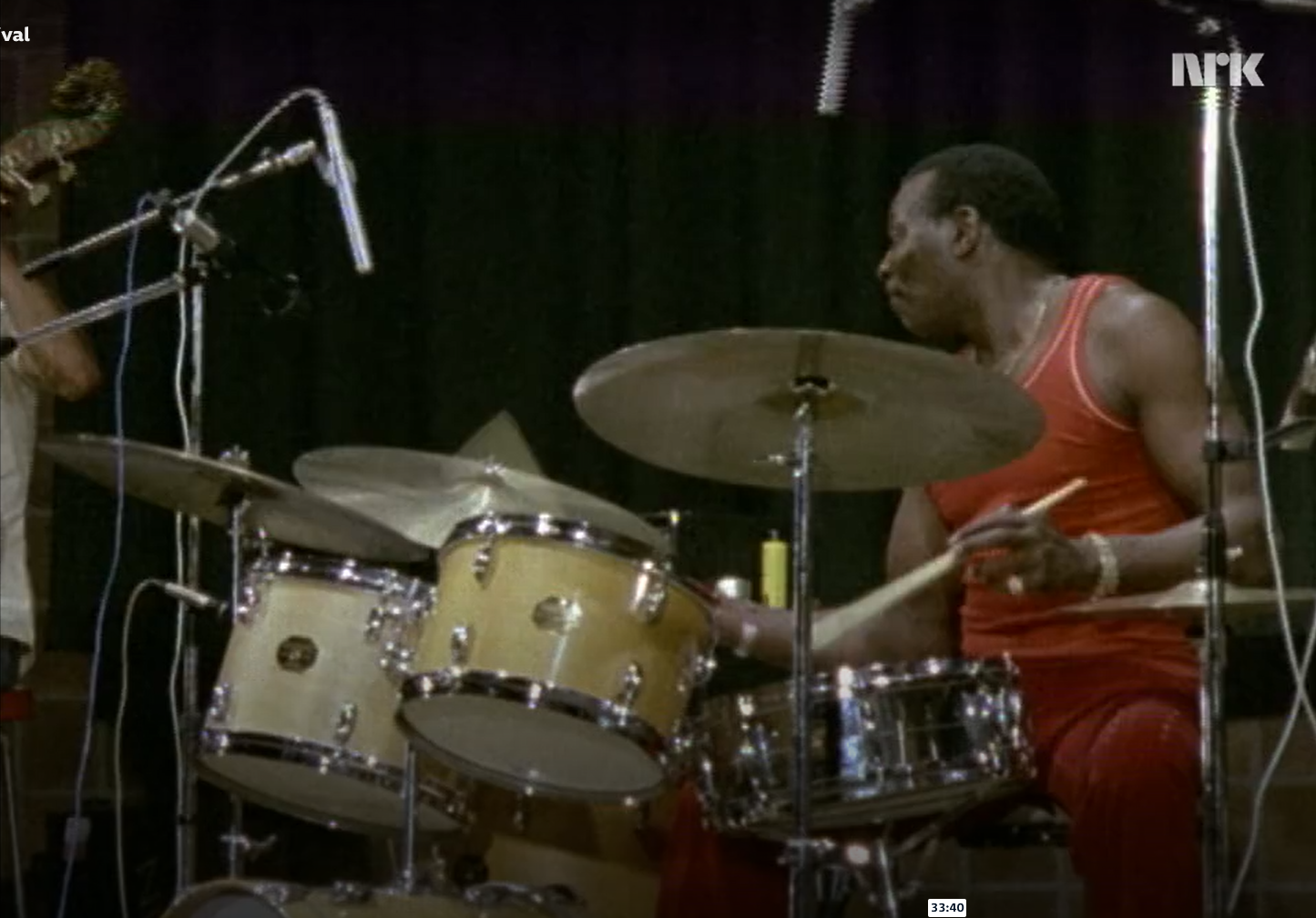 Elvin Jones spiller trommer